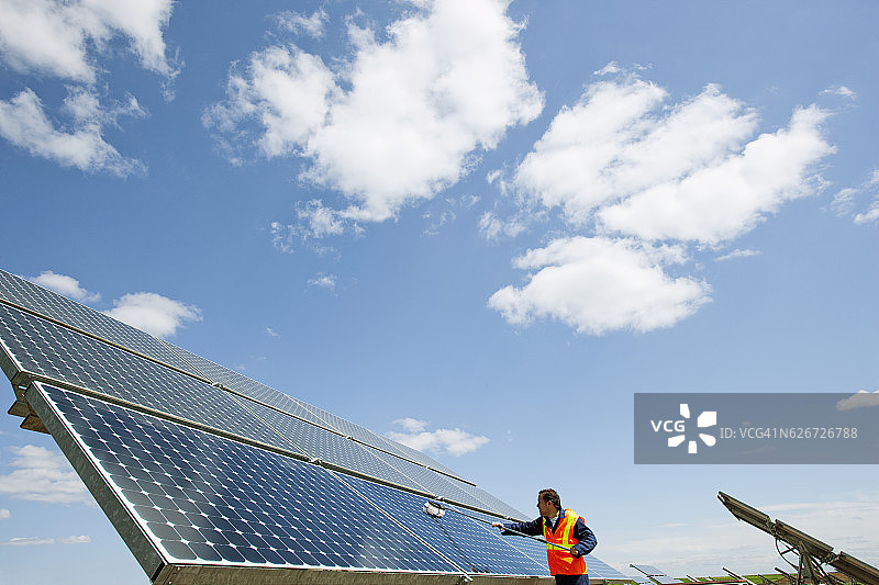 清洁太阳能电池板的工人图片素材