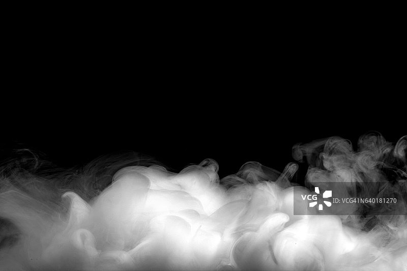 抽象的雾或烟雾移动在黑色背景图片素材