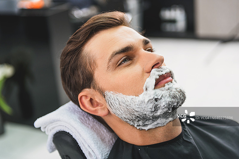 一个在美发店做面部护理的放松的家伙图片素材