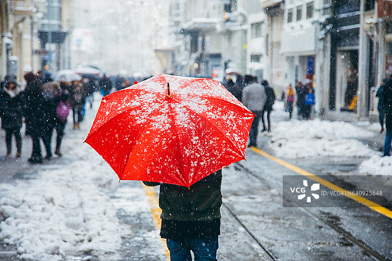 伊斯坦布尔Beyoglu的istikal街的冬天图片素材