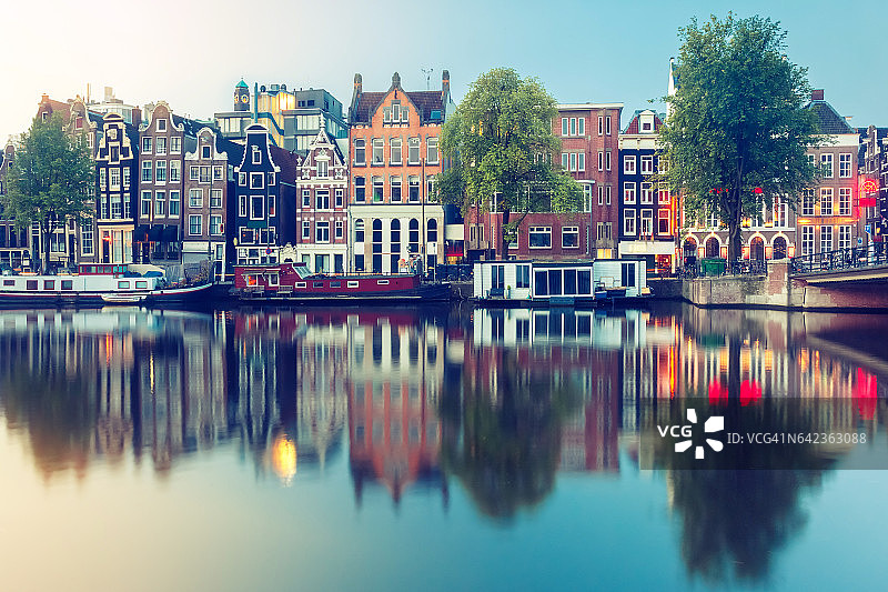 阿姆斯特丹运河夜景与荷兰房屋图片素材