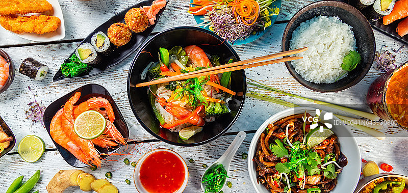 亚洲食物盛在木桌上，俯视图图片素材