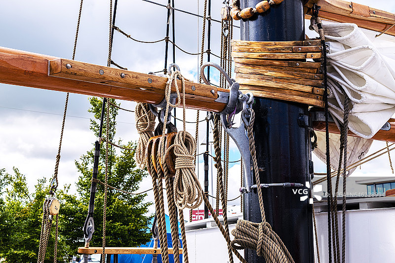 高船的桅杆、帆和寿衣。索具细节。图片素材