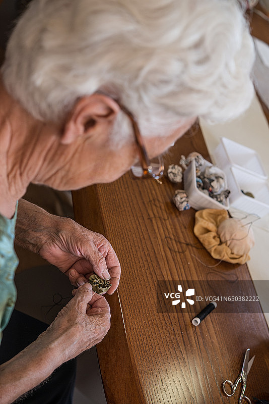 在老年日托中心做缝纫的老年妇女图片素材