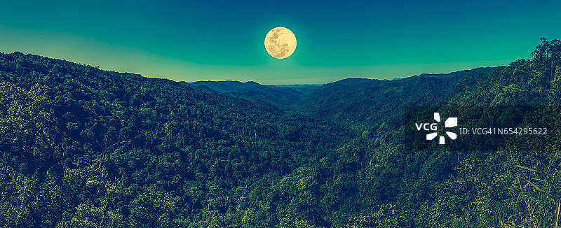 国家公园全景景观，天空和满月。图片素材