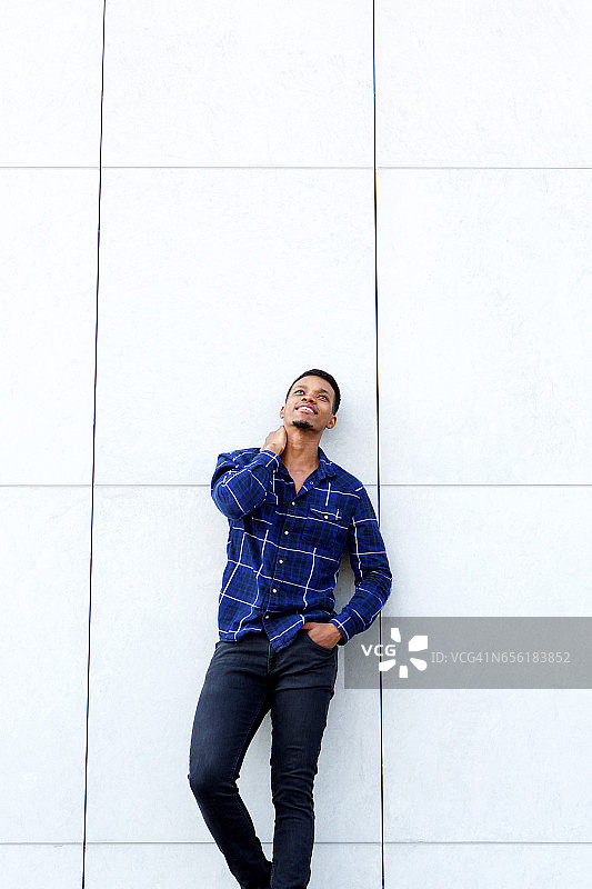 穿着蓝色衬衫微笑的非裔美国男模特图片素材