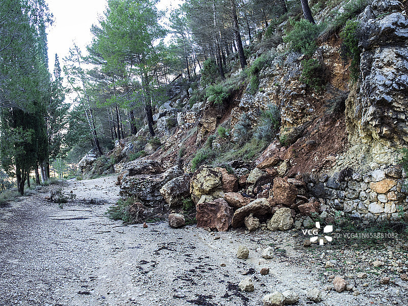山路被山崩切断，岩石和泥浆为强降雨所致图片素材