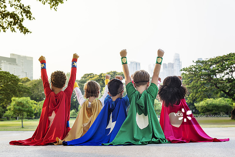 超级英雄，表达积极概念的快乐孩子图片素材