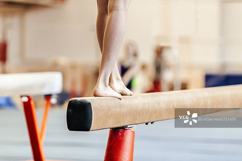 女子体操运动员在平衡木上练习图片素材