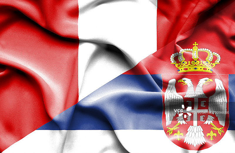 挥舞着塞尔维亚和秘鲁的旗帜图片素材