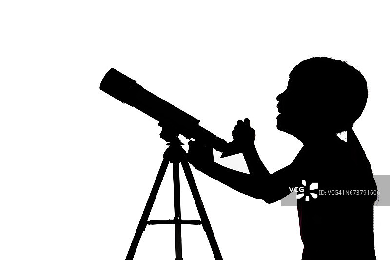 透过望远镜看的小女孩的剪影图片素材