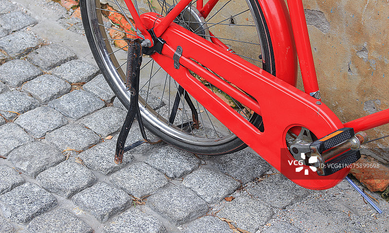红色的自行车是城里的古董图片素材