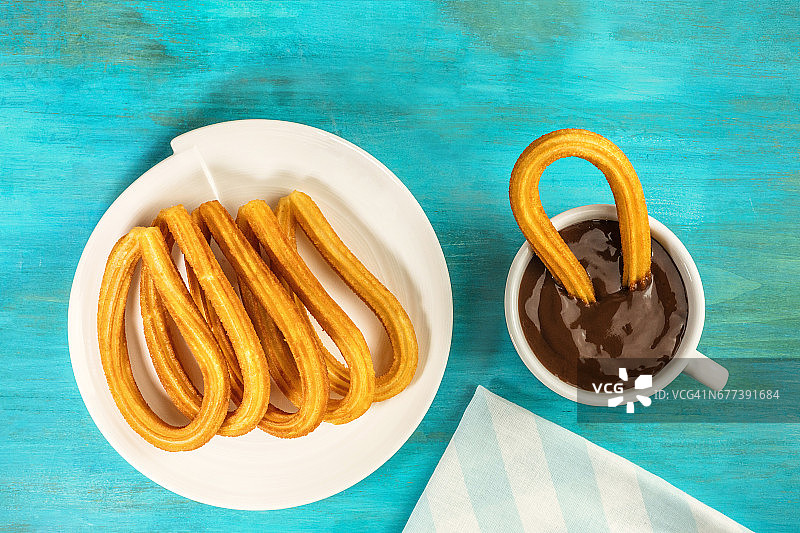 热巧克力油条，传统的西班牙早餐图片素材