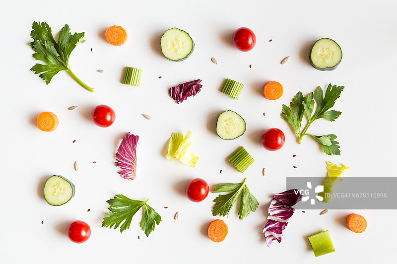 吃食物模式与沙拉的原料在白色的背景图片素材