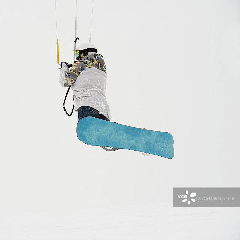 风筝在冬天用滑雪板飞行。图片素材