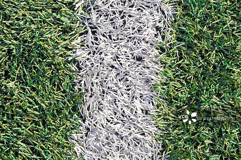 人造绿草与白色条纹的足球场图片素材