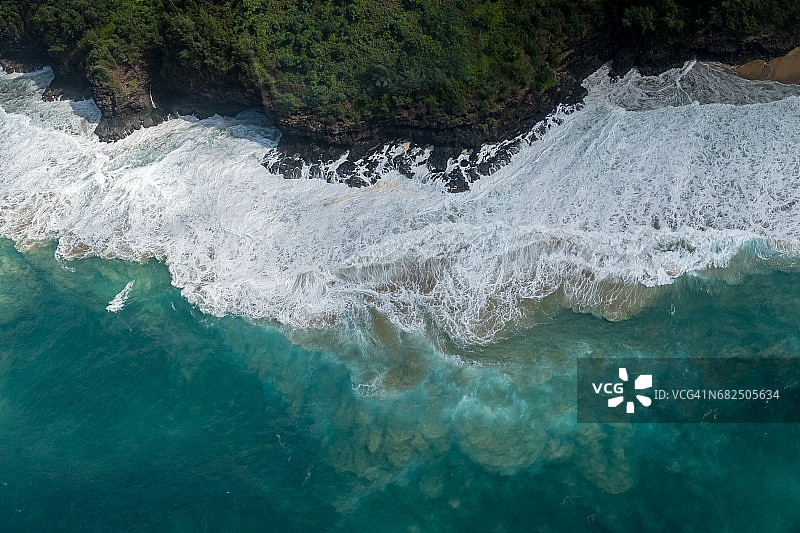 海浪来考艾岛悬崖海岸的鸟瞰图，夏威夷，美国图片素材