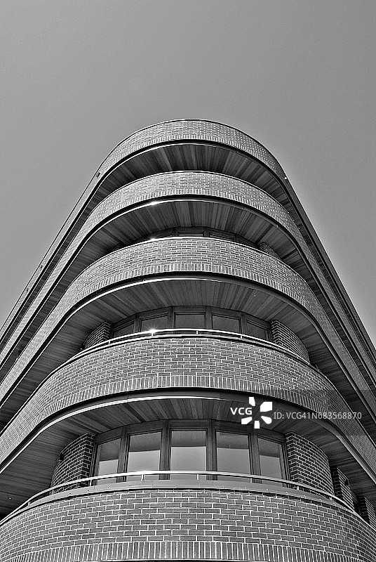 现代，豪华公寓大楼。黑色和白色图片素材