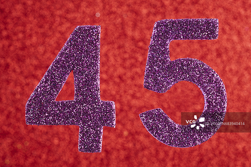 45号，红色背景上的紫色。周年纪念日。图片素材