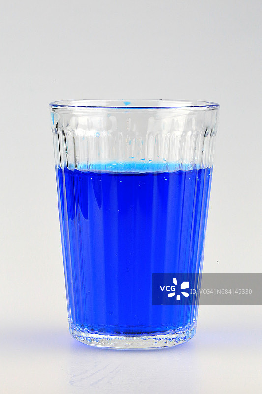 放在透明的酒杯中的深蓝色鸡尾酒图片素材