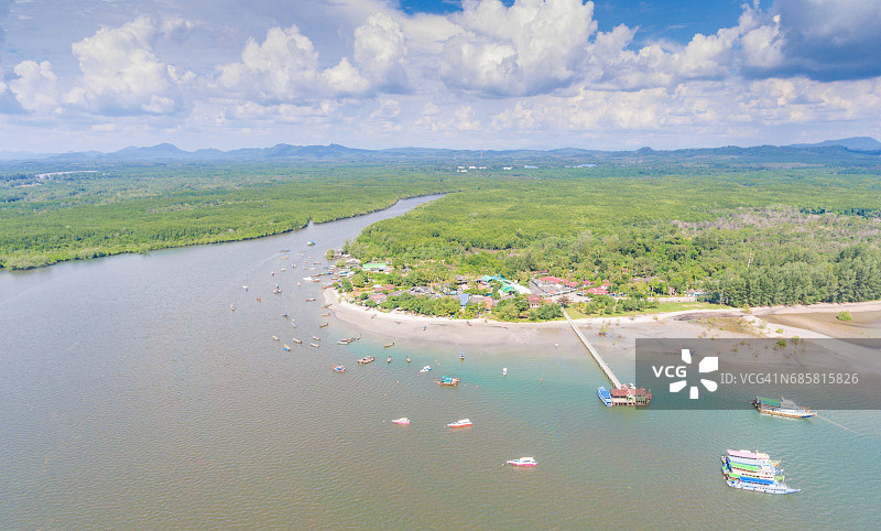 鸟瞰泰国南部的海景和海岸线图片素材