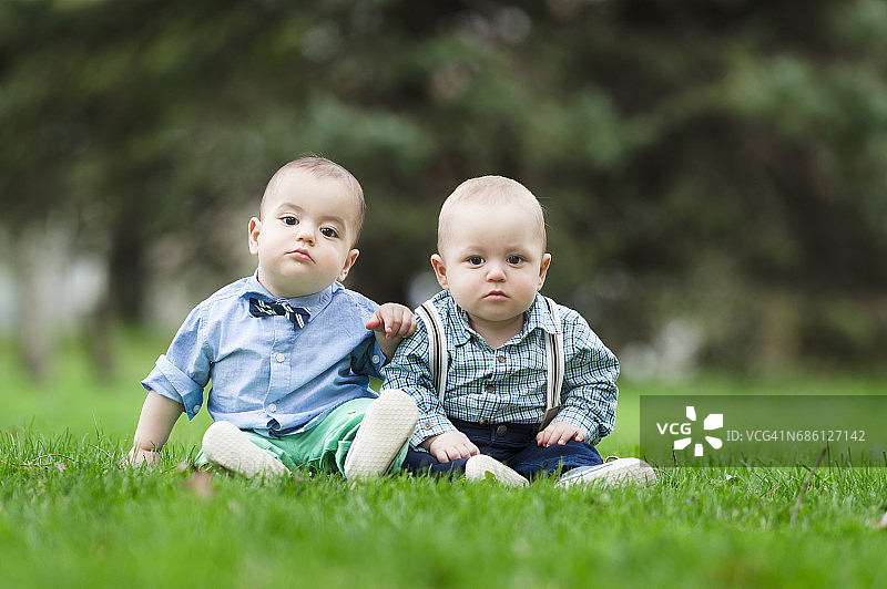 11个月大的双胞胎兄弟互相拥抱图片素材