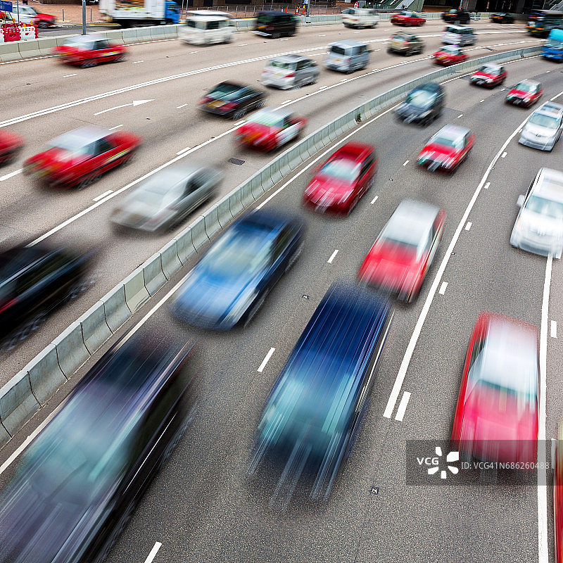 多车道高速公路上的交通与运动模糊图片素材