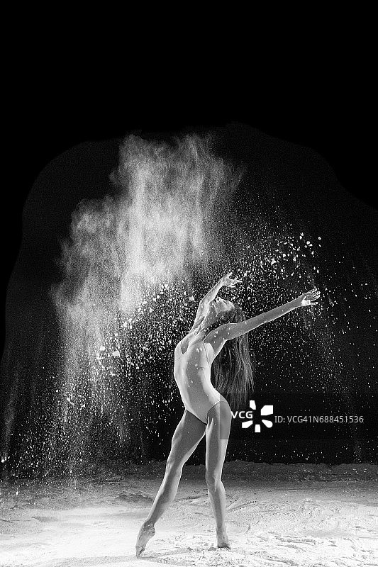 美丽的芭蕾舞者，在舞台上用粉末跳舞图片素材