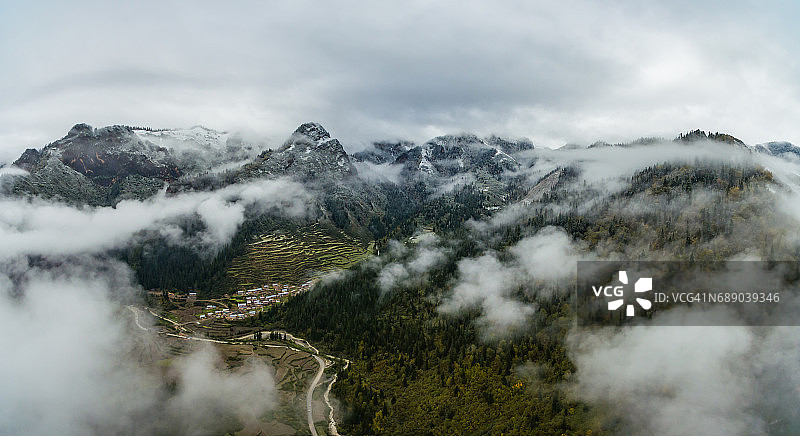 中国甘肃，扎加纳村和山的鸟瞰图图片素材
