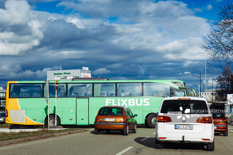 德国城市Rundabout的Flixbus图片素材