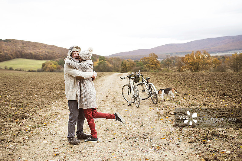 一对老年夫妇带着狗做自行车旅行图片素材