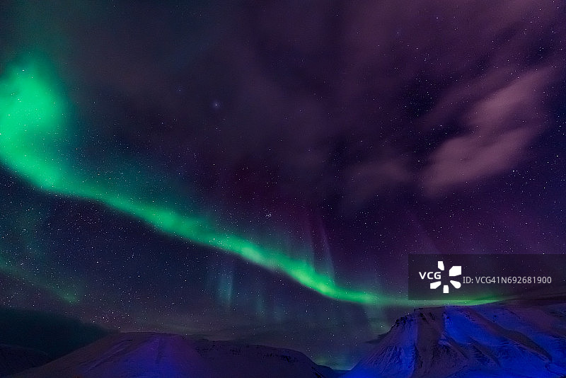 挪威斯匹次卑尔根群岛朗伊尔城斯瓦尔巴特群岛山脉中的北极光图片素材