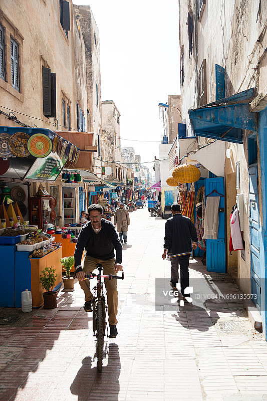 非洲摩洛哥，埃索维拉狭窄的街道上，骑自行车的人图片素材