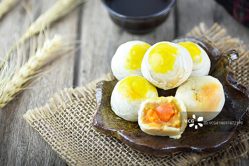 黄豆泥，咸蛋黄，中国节日，亚洲传统的美味糕点;柔软和选择焦点。图片素材
