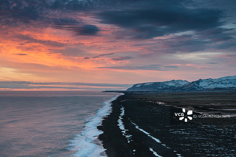 冰岛南部黑沙滩上，日落时燃烧的天空图片素材