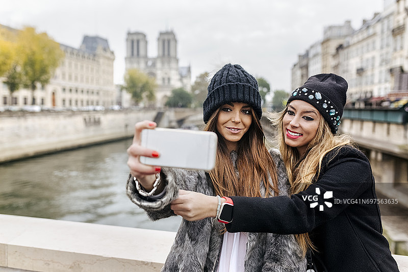 法国，巴黎，游客用手机自拍图片素材