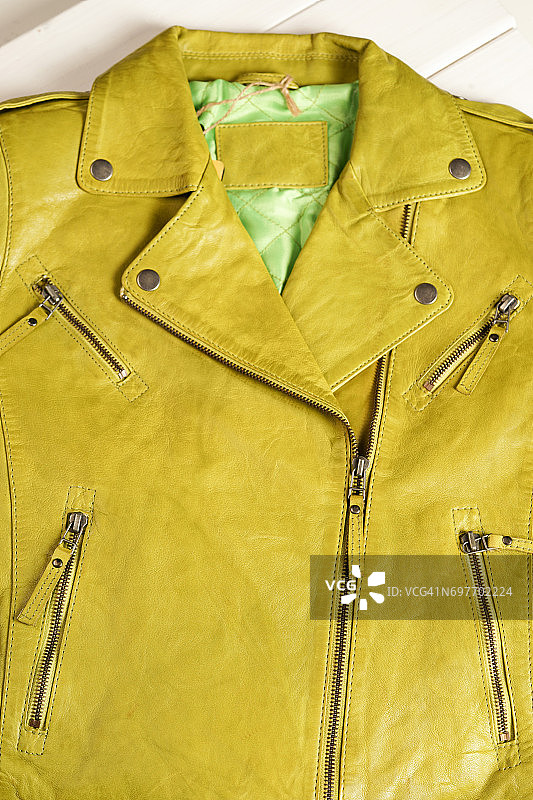 绿色的皮夹克。皮夹克宏观细节。夹克拉链和口袋图片素材