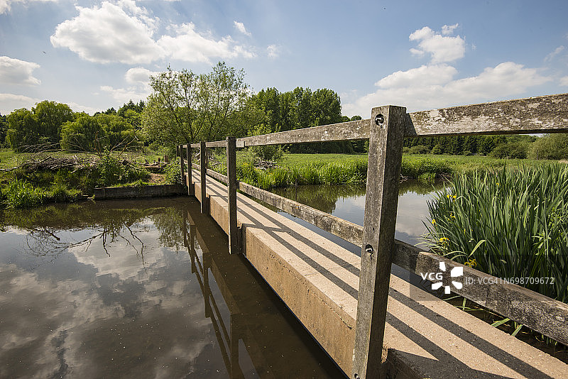 河上的桥象棋-雄鹿，英国。图片素材