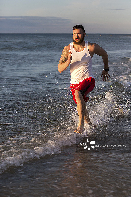 沙滩上奔跑的男人图片素材