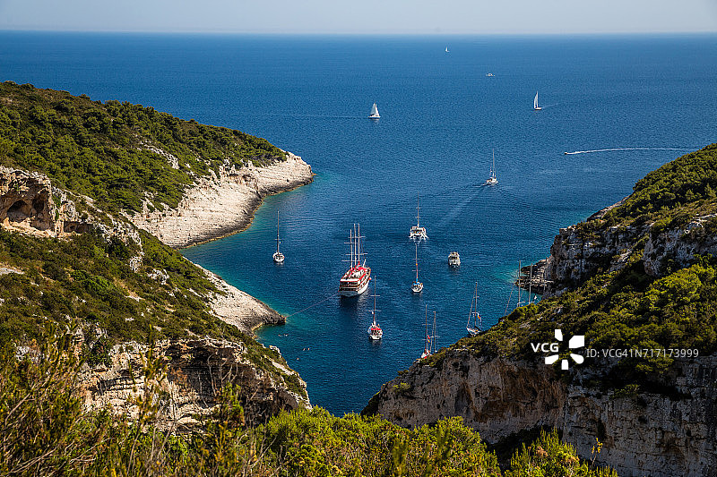 克罗地亚海岸线上的帆船和船只图片素材