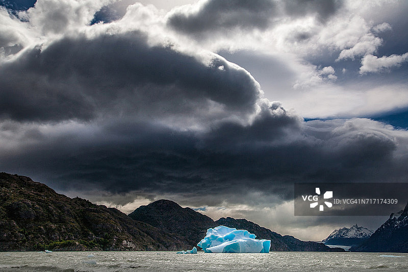 智利格雷湖上的托里斯·德尔·潘恩冰山图片素材