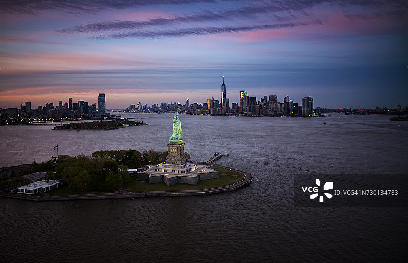 自由女神像和纽约市的空中天线图片素材