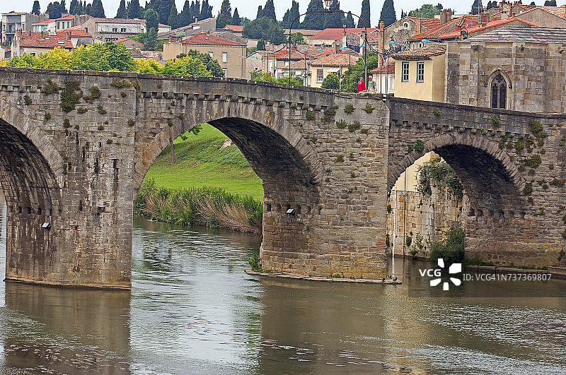 奥德河上的桥，卡尔卡松中世纪要塞城镇，法国图片素材