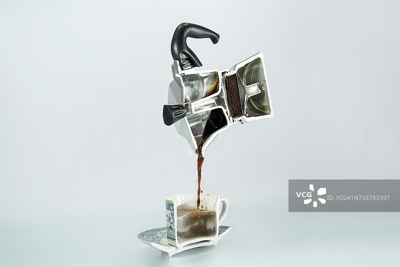 一个浓缩咖啡机，咖啡和一个杯子的横截面图片素材