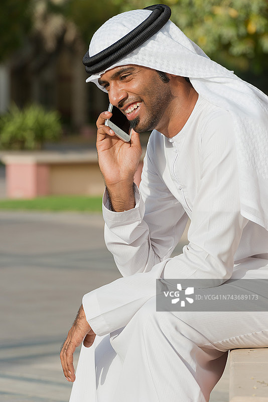 一名阿联酋男子在用手机通话。图片素材