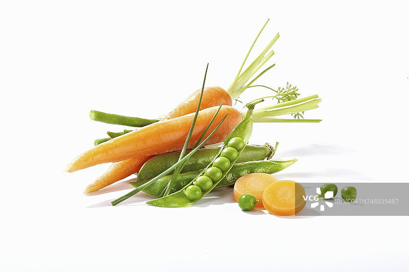 新鲜胡萝卜，豌豆和韭菜图片素材