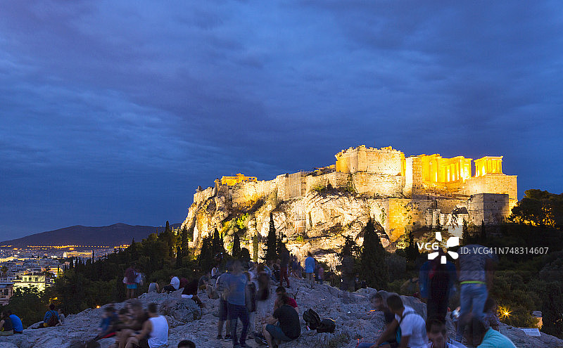 雅典，阿提基，希腊，欧洲，雅典卫城夜间灯火通明图片素材