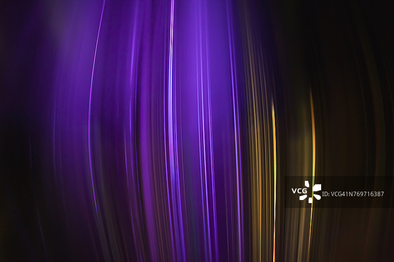 全框架抽象图像的紫色和金色的光的踪迹图片素材