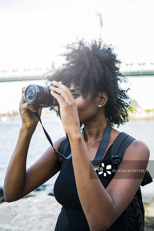 美国，纽约，布鲁克林，在水边拍照的女人图片素材