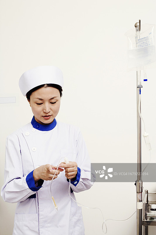 一个女护士拿着静脉点滴的特写图片素材